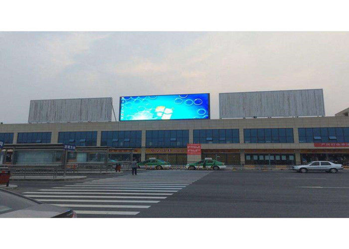 Cina Tampilan Layar LED Luar Ruangan Besar, Tampilan Layar Iklan Disesuaikan 50 / 60Hz pabrik